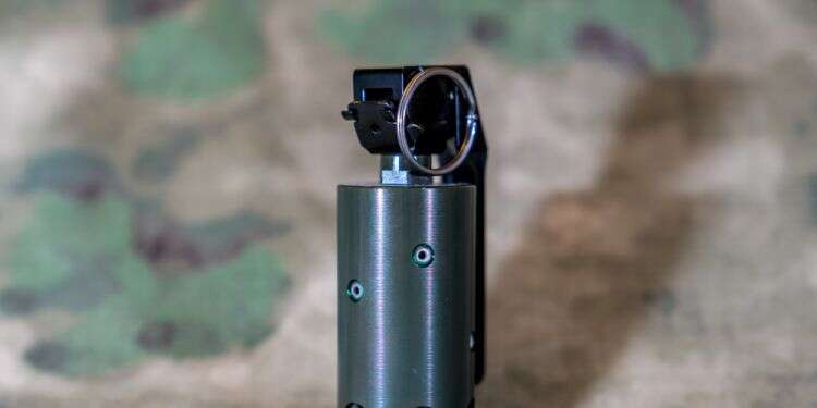 רימון הלם. צילום: שאטרסטוק "תן למנהלת, מתנה מחבר שלי": כתב אישום נגד תלמיד שניסה להניח רימון הלם בבית הספר