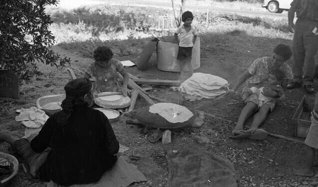 המשפחה מתקשה לעכל את המעבר מבגדד לעוני של שכונת בית ישראל. משפחה מיוצאי עירק בהכנות לחג. צילום: ביתמונה, מאגר בית שטורמן