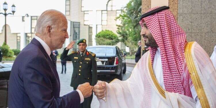 ביידן עם בן סלמאן בעת ביקורו בממלכה. צילום: AFP התשובות למהלך הסעודי-איראני לא נמצאות בירושלים, אלא בוושינגטון