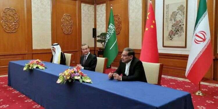 מזכיר המועצה העליונה לביטחון לאומי של איראן עלי ש'מחאני, ראש משרד החוץ הסיני וואנג יי והיועץ לביטחון לאומי של סעודיה מסאעד אל-עיבאן. צילום: EPA הסכמי סעודיה-איראן: ישראל משלמת את מחיר הטעויות של ממשל ביידן