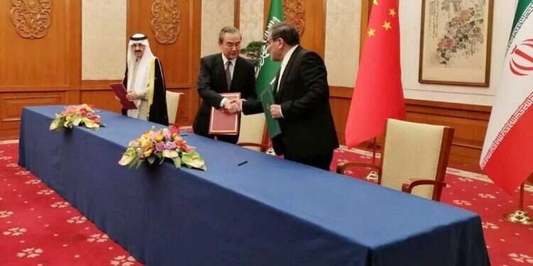 נציגי איראן וערב הסועדית חותמית על הסכם בין המדינות בתיווך סין. צילום: EPA לאחר ההסכם: נשיא איראן יבקר בסעודיה, מדינות נוספות מחממות יחסים