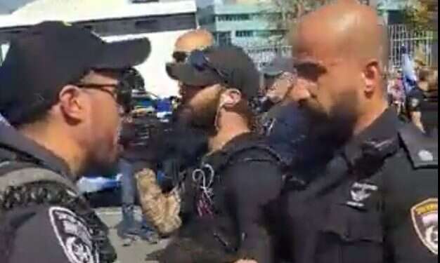 השוטר שהשליך רימון הלם זומן למח"ש. שפי פז: על תקיפת מפגיני ימין לא חוקרים אותו"