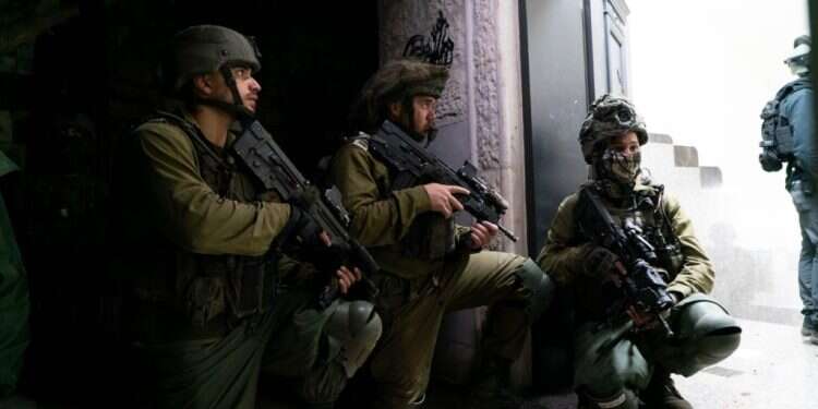 כוחות צה למרות ירי והפרות סדר, כוחות הביטחון עצרו מבוקשים והחרימו נשקים במהלך פעילות ביו"ש