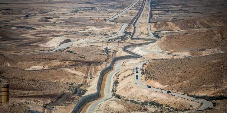 הגבול בין ישראל למצרים נשקף מהמסלול. כביש 10. צילום: אורן בן חקון עם חגור ותרמילים: המלצות החיילים לטיולי הפסח