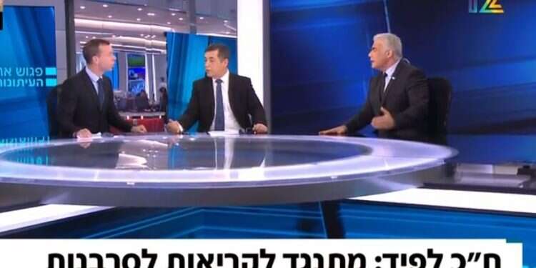 יאיר לפיד בפגוש את העיתונות. צילום מסך מתוך חדשות 12 בדמוקרטיה של לפיד, יש כאלו שהמחאה והכאב שלהם שווה יותר