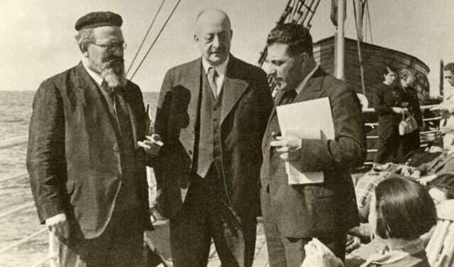 קרליבך על סיפון האונייה בדרכו לארץ, 1935. צילום באדיבות מכון יוסף קרליבך, אוניברסיטת בר־אילן