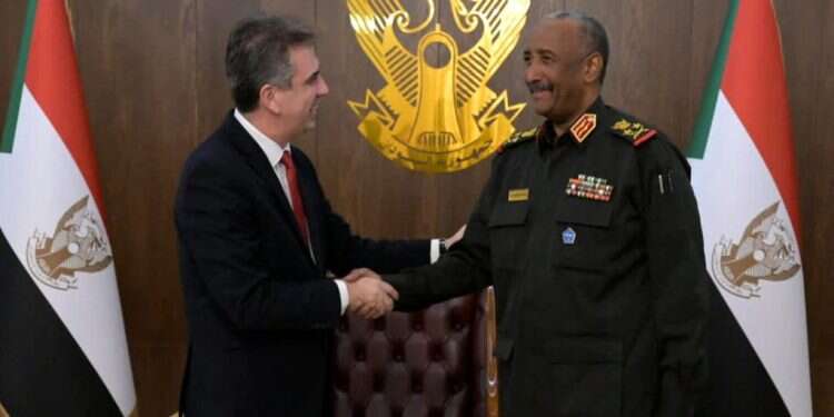 אלי כהן בפגישה עם נשיא סודן עבד אל־פתאח אל־בורהאן בחרטום, בחודש הקודם. צילום: איי.אף.פי