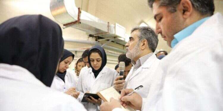 עיתונאיות עם דובר הארגון לאנרגיה אטומית האיראני במתקן הגרעין בפורדו. צילום: AFP למערב אין סבלנות לעוד מלחמה, אבל איראן המתגרענת היא סיפור אחר