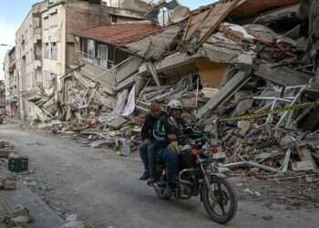 נזקי רעידת האדמה בטורקיה. צילום: AFP המבקר בדו"ח מטריד: 93% מהמבנים המסוכנים בפריפריה – לא יעמדו ברעידת אדמה חזקה