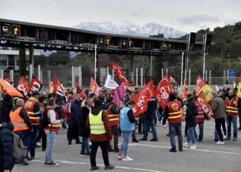 למרות מיליוני מפגינים ברחובות: מקרון מקדם את הרפורמה בפנסיה