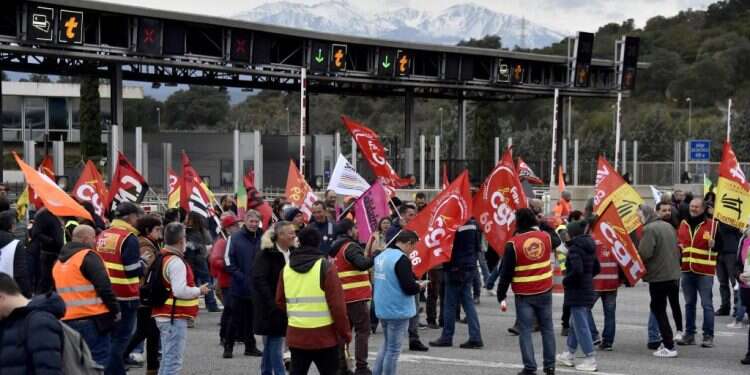 למרות מיליוני מפגינים ברחובות: מקרון מקדם את הרפורמה בפנסיה