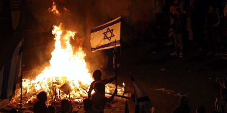 מפגינים נגד הרפורמה
בחסימת כביש בתל־אביב
השבוע. צילום: איי. אף. פי אפוקליפסה עכשיו