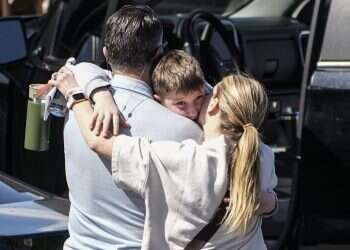 ילד מחולץ מבית הספר בנאשוויל בו התקיים הירי (AP/John Bazemore) ארה"ב: טרנסג'נדרית פרצה לבי"ס נוצרי שמרני ורצחה 3 ילדים ו-3 אנשי צוות