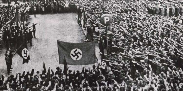 התרוממות רוח. ההמונים מצדיעים לדגל הנאצי במועל יד בקבלת הפנים להיטלר בווינה לאחר האנשלוס, 1938. צילום: באדיבות הארכיון המרכזי לתולדות העם היהודי בלב ברלין: סיפורה האמיתי של צעירה אמריקנית במחתרת הגרמנית נגד היטלר