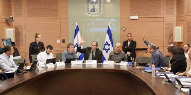 ועדת החוקה. צילום: דני שם טוב, דוברות הכנסת שמאל-ימין: נדמה שכל צד אימץ את שיטות הפעולה של הצד השני