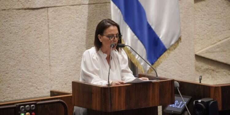 שרת ההסברה גלית דיסטל-אטבריאן במליאת הכנסת. צילום: דני שם טוב - דוברות הכנסת לא סותר: יש התנדבות עצומה ויש מדינה מתפקדת