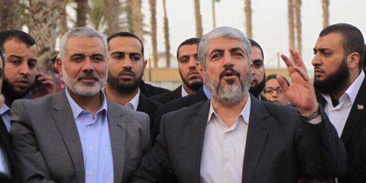 חאלד משעל (ימין) ואיסמעיל הנייה, מנהיגי חמאס. צילום: ראחים חאטיב, פלאש 90 בחמאס מאיימים: "דברים הולכים להסלים ברמדאן, אנחנו על סף ימים חמים"