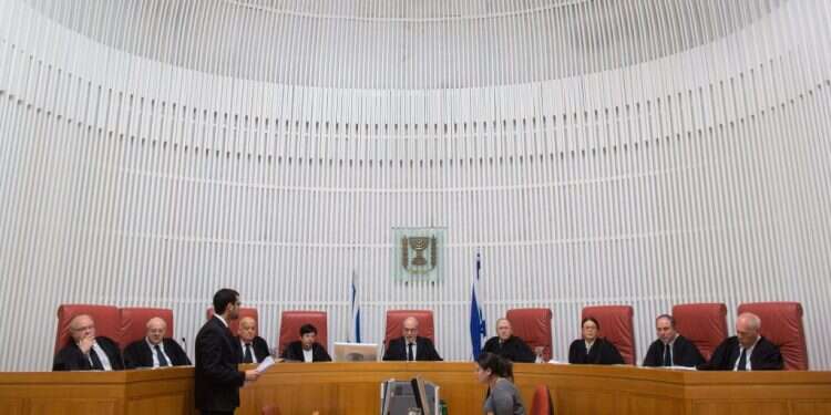 בית המשפט העליון. צילום: יונתן זינדל, פלאש 90 למרות הבוז: למה חתמתי על עצומת הפרופסורים בעד הרפורמה במערכת המשפט?