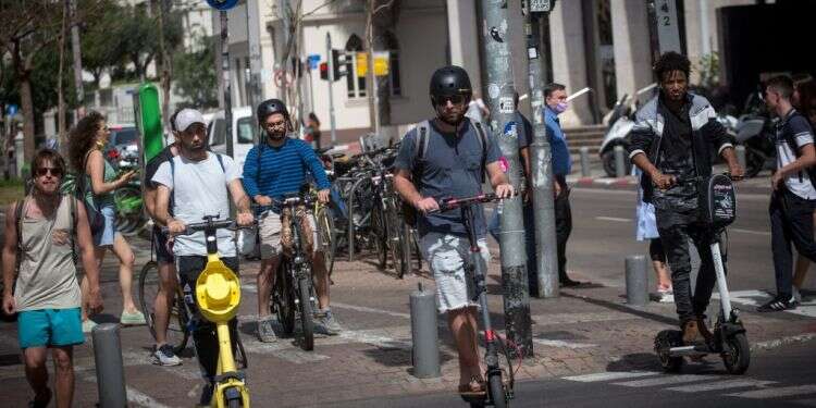 תושבים נוסעים על קורקינט ברחובות תל-אביב. צילום: מרים אלסטר/פלאש90 עוד קצת עבודה והקורקינטים יהוו חלופה מצוינת למצוקת התחבורה הציבורית