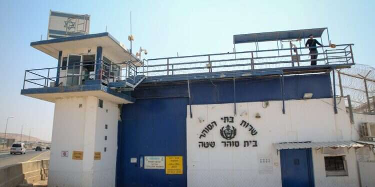 שערי הכלא. צילום: דוד כהן - פלאש 90 אקדח במערכה הראשונה