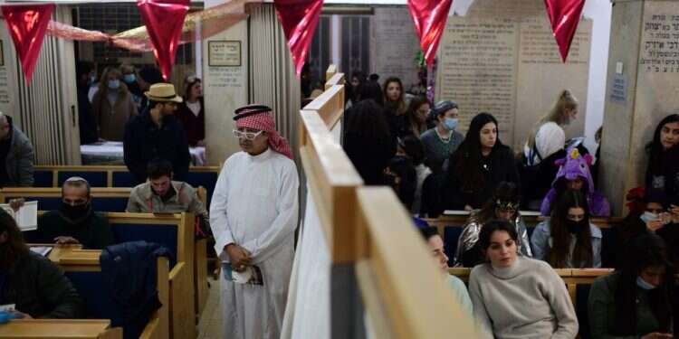 קריאת מגילה בבית כנסת גבורות ישראל, תל-אביב. צילום: תומר נויברג/פלאש90 מתי יוצא הצום ומתי קוראים מגילה? זמני פורים תשפ"ג 2023