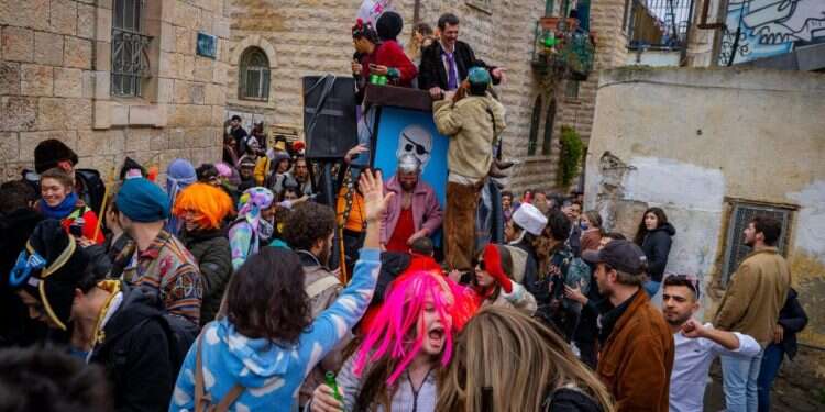 חגיגות פורים בירושלים, תשפ כדאי לאכול ומותר לערבב אלכוהול – טיפים לשתייה נכונה, בטוחה ומהנה