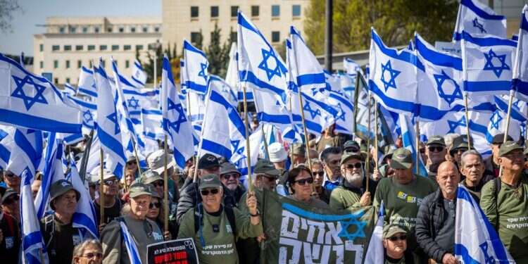 מחאת המילואימניקים
מחוץ לבית המשפט העליון. צילום: יונתן זינדל - פלאש 90 אני קורא לקצינים