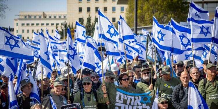 מחאת המילואימניקים מחוץ לבית המשפט בירושלים, לפני כחודש. צילום: יונתן זינדל, פלאש 90 קצין המילואים הראשי לשעבר לא מתרגש מאיומי הסרבנות: "שום דבר לא השתנה"