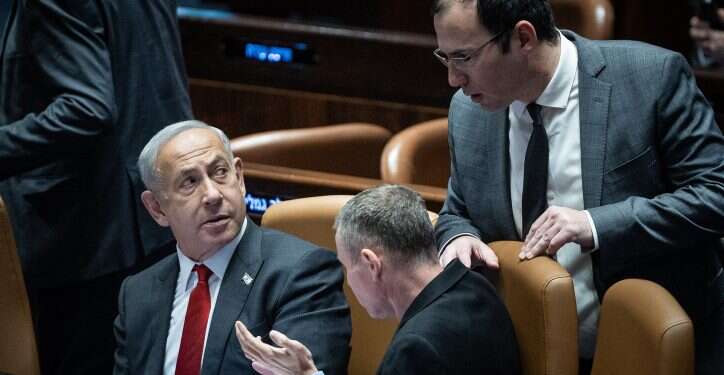 נתניהו לוין ורוטמן במליאת הכנסת. צילום: יונתן זינדל, פלאש 90 קרב האשמות בימין: מי אחראי לכישלון בהעברת הרפורמה?