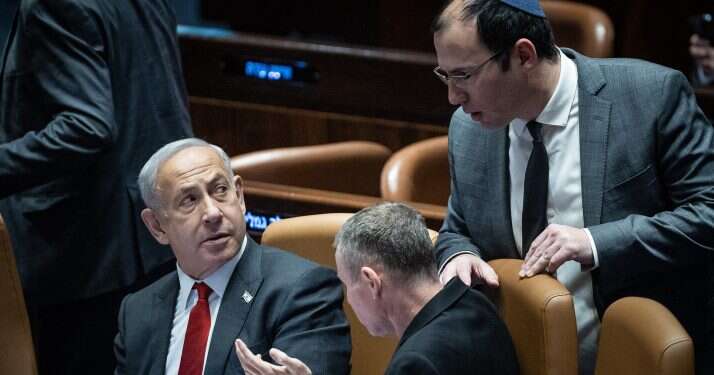 נתניהו, רוטמן ולוין בכנסת. צילום: יונתן זינדל, פלאש 90 "שינויים חד צדדיים": בקואליציה מציגים קווי יסוד למתווה הפשרה שגיבשו