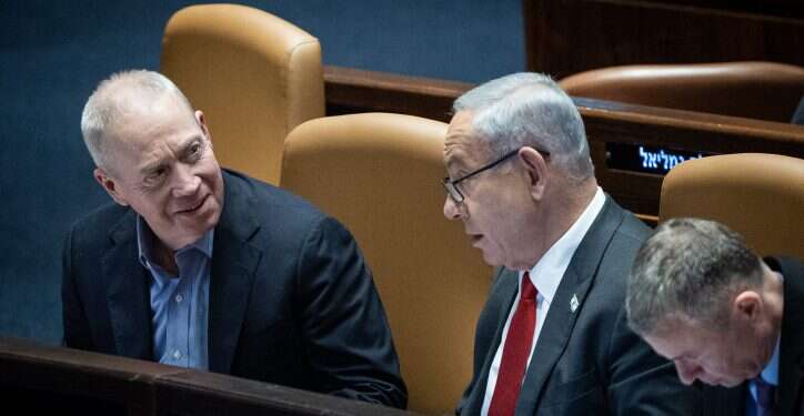 נתניהו וגלנט בכנסת, לצידם יריב לוין. צילום: יונתן זינדל, פלאש 90 יבטל את ההצהרה? גלנט זומן ללשכת נתניהו, שינאם ב-20:40