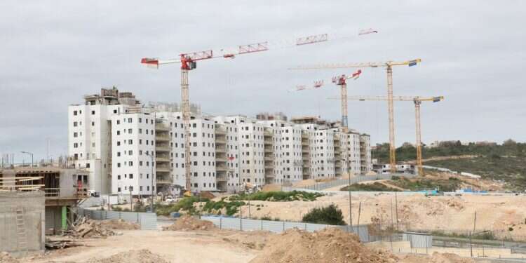 בנייה בחריש. צילום: דוד כהן, פלאש 9 הנחה שגויה | נדל"ן | דירות | בניין | מנוף