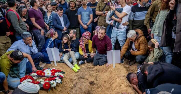 משהו השתבש במציאות, משהו עמוק שהוטח בנו פתאום ומערער הכול