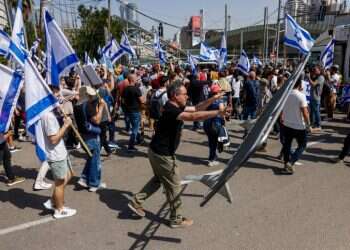 חסימות כבישים, התפרעויות ותקיפת שוטרים בתל אביב. נתניהו ובן גביר גיבו את השוטרים | תיעוד