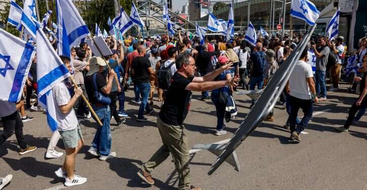 חסימות כבישים, התפרעויות ותקיפת שוטרים בתל אביב. נתניהו ובן גביר גיבו את השוטרים | תיעוד