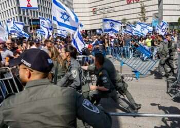 חסימות כבישים, התפרעויות ותקיפת שוטרים בתל אביב. נתניהו ובן גביר גיבו את השוטרים | תיעוד