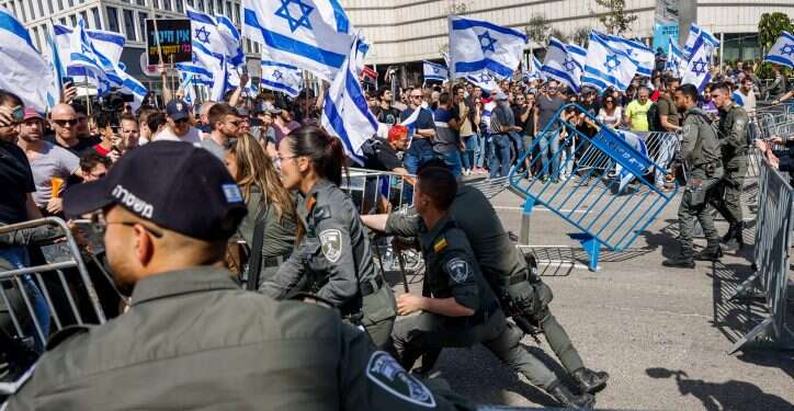 התפרעויות מפגיני שמאל בתל אביב. צילום: אריק מרמור, פלאש 90 חסימות כבישים, התפרעויות ותקיפת שוטרים בתל אביב. נתניהו ובן גביר גיבו את השוטרים | תיעוד