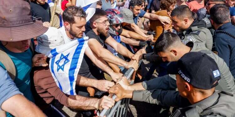 התנגשות בין מפגינים לשוטרים בתל־אביב. צילום: אריק מרמור, פלאש 90 בדרך לאנרכיה: כשאין מחיר לאלימות, השימוש בה גדל