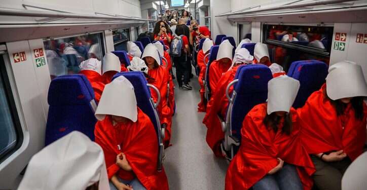 מיצג סיפורה של שפחה, במסגרת המחאה נגד הרפורמה המשפטית. צילום: פלאש 90 לשימוש חד פעמי