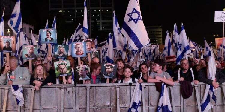 הפגנות בתל אביב נגד הרפורמה המשפטית. צילום: תומר נאבמורג - פלאש 90 אתם מפחדים שנהפוך לאיראן? אנחנו דומים לה כבר 35 שנה