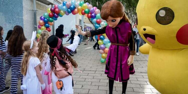 תחפושות בתל אביב. צילום: אבשלום שושני - פלאש 90 מתי מתחפשים בבתי הספר? זמני פורים 2024