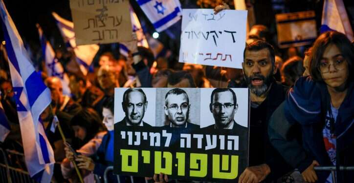 בשל מות אביו: המחאה נגד יריב לוין עברה למיקום אחר