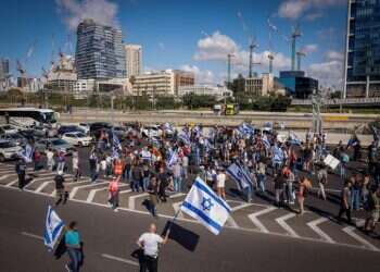 שלטי תמיכה ברפורמה המשפטית הושחתו על ידי מפגיני שמאל | תיעוד