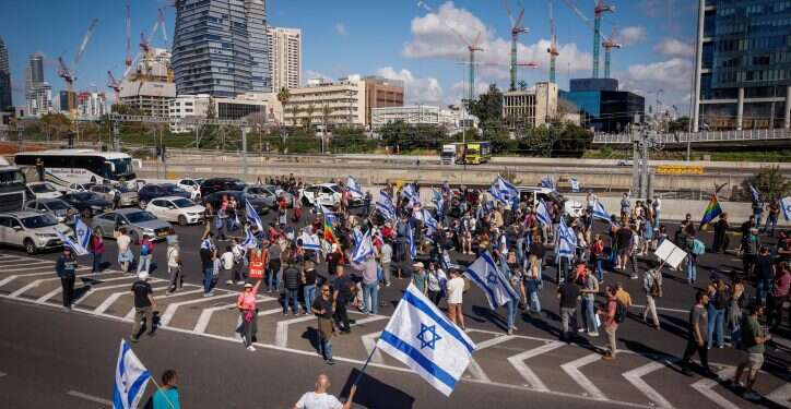 שלטי תמיכה ברפורמה המשפטית הושחתו על ידי מפגיני שמאל | תיעוד