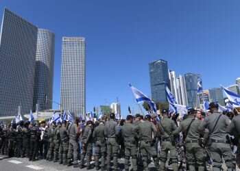 זאת לא הדמוקרטיה: נתניהו ולוין במסלול התנגשות