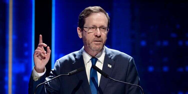 הנשיא הרצוג בנאומו. צילום: אבשלום ששוני - פלאש 90 במקום להציל את החברה בישראל, הרצוג בחר להגן על עצמו