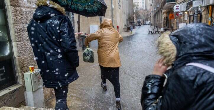 ירושלים מוצפת, אתמול. צילום: יונתן זינדל, פלאש 90 הגשם יחזור בשבת, הטמפרטורות יצנחו ושלג בחרמון: תחזית מזג האוויר