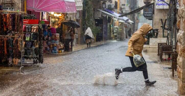 ירושלים מוצפת בגשם. צילום: יונתן זינדל, פלאש 90 שיטפונות בדרום וזרימות בהרי ירושלים, חבל לכיש נצבע לבן | תיעוד