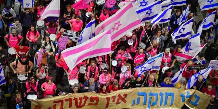 הפגנה בתל־אביב נגד הרפורמה המשפטית. צילום: אבשלום שושני, פלאש 90 הצעות הפשרה של הימין רק מזמינות עוד לחץ משמאל