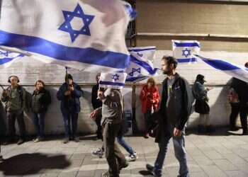 בני הקטן מכסה את העיניים במקום להתמודד עם הקשיים. בדיוק כמו המדינה